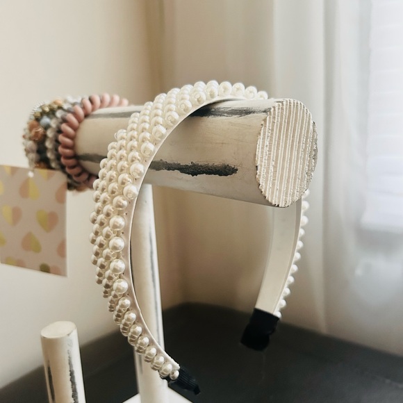 Elegant White Pearl Headband - Picture 4 of 6